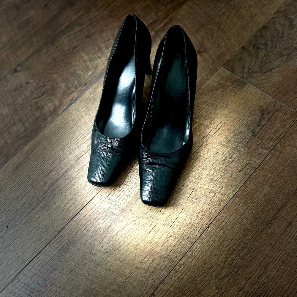 Elegant black square-toe Vibram women's leather pump heels
Size 8B